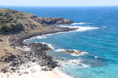 Thanks to intensified efforts to encourage collective action on environmental protection, the coastal areas of Phu Quy special zone still retain their pristine, green and clean beauty. (Photo: VNA)