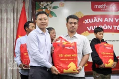 Leaders of the Vietnamese Embassy in Cambodia and Metfone present Lunar New Year gifts to people of Vietnamese origin in Phnom Penh. (Photo: VNA)