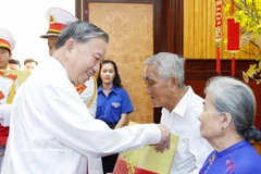 Party General Secretary To Lam presents gifts to policy beneficiary families and distinguished revolutionary contributors in Tay Ninh on February 9. (Photo: VNA)