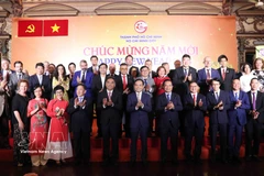 Politburo member and Secretary of the Ho Chi Minh City Party Committee Tran Luu Quang, together with city leaders, poses for a photo with delegates at the meeting. (Photo: VNA)