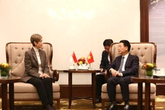 Minister of Science and Technology Nguyen Manh Hung (R) meets with Singaporean Minister for Digital Development and Information Josephine Teo in Hanoi on January 16. (Photo: mst.gov.vn)
