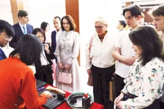 Foreigners delight in woodblock printing experience (Photo: nhandan.vn)