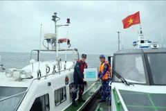 Vietnamese and Chinese coast guards conduct a joint patrol in the northern waters of the Gulf of Tonkin (Photo: VNA)
