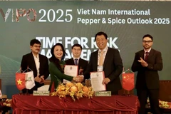 Representatives from spice associations of Vietnam and China sign cooperation agreement at the VIPO 2025. (Photo: VNA)