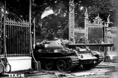 A tank of the Tank - Armored Force No. 203, Division 304, Army Corps No. 2 enters the Independence Palace on April 30, 1975. (Photo: VNA)