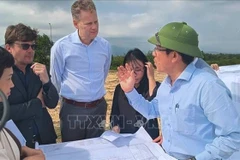 Vice Chairman of the municipal People’s Committee Tran Nam Hung (first, right) introduces the potential and development orientations of the Chu Lai Open Economic Zone. (Photo: VNA)