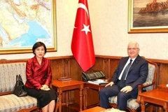 Vietnamese Ambassador to Türkiye Dang Thi Thu Ha (L) and Turkish Minister of National Defence Yasar Guler (Photo: VNA)