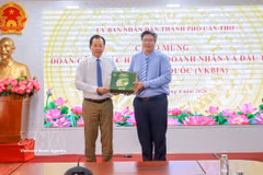 Vice Chairman of the municipal People’s Committee Vuong Quoc Nam and Chairman of the Vietnam–Korea Business and Investment Association Tran Hai Linh pose for a commemorative photo. (Photo: VNA)