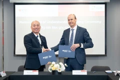 Vu Ba Phu (L), Director of the Vietnam Trade Promotion Agency (VIETRADE), and CEO of RMIT University Vietnam Scott Thompson-Whiteside, exchange the MoU on January 23, 2026. (Photo: RMIT) )