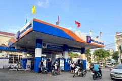 People buy fuel at a petrol station. (Photo: VNA)
