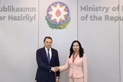 Deputy Minister of Foreign Affairs Le Thi Thu Hang and her Azerbaijani counterpart E. Mammadov. (Photo: baoquocte.vn)
