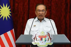 Malaysia PM orders rental cuts to support small traders