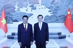 Procurator-General Nguyen Huy Tien (L) and his Chinese counterpart Ying Yong (Photo: VNA)