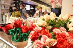 People shop for Valentine’s Day gifts at a market. (Photo: bangkokpost.com)