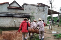 The MAG Bomb and Mine Clearance Team successfully discovers and disposes of an unexploded bomb weighing nearly 230kg in a resident's garden in Nguyen Son village of Cu Nam commune, Quang Binh province, in April 2024. Vietnam aims to have no casualties from bombs, mines, and explosives by 2025. (Photo: VNA)