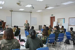 Female officers attend the training course on United Nations peacekeeping operations. (Photo: qdnd.vn)