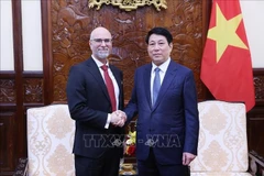 State President Luong Cuong (R) and Canadian Ambassador Shawn Perry Steil at the meeting on June 26 (Photo: VNA)