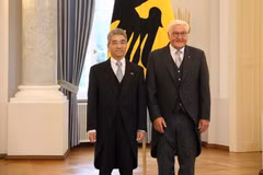 German President Frank-Walter Steinmeier (R) and Vietnamese Ambassador to Germany Nguyen Dac Thanh at the ceremony at the Bellevue Palace in Berlin on August 27. (Photo: VNA)