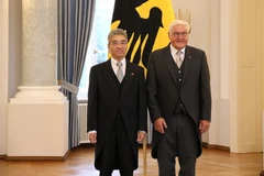 German President Frank-Walter Steinmeier (R) and Vietnamese Ambassador to Germany Nguyen Dac Thanh at the ceremony at the Bellevue Palace in Berlin on August 27. (Photo: VNA)