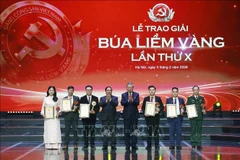 Party General Secretary To Lam and PM Pham Minh Chinh honour the first prize winners. (Photo: VNA)