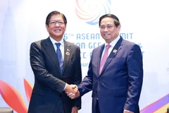 Prime Minister Pham Minh Chinh (R) meets with Philippine President Ferdinand Romualdez Marcos Jr. (Photo: VNA)