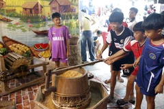 Children enjoy exploring a traditional farming space at the event. (Photo: VNA)