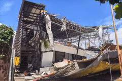 A building damaged by the earthquake in General Santos, the Philippines. (Photo: Xinhua/VNA) 