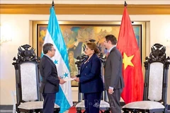Vietnamese Ambassador to Mexico and Honduras Nguyen Van Hai (left) presents the letter of credence to Honduran President Xiomara Castro at a ceremony on June 13 (local time). (Photo: VNA)