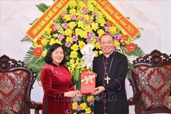 President of the Vietnam Fatherland Front (VFF) Central Committee Bui Thi Minh Hoai (L) extends Christmas greetings to Archbishop of Hanoi and Vice President of the Catholic Bishops’ Conference of Vietnam Vu Van Thien (Photo: VNA)