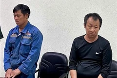 Le Van Hoi and Le Van Au at the police agency (Photo: VNA)