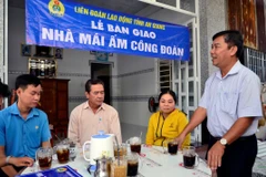 At a housing transfer ceremony (Photo: laodong.vn)