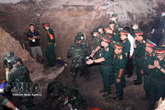 Director of the General Department of Politics under the Vietnam People’s Army General Nguyen Trong Nghia inspects the ongoing search and recovery operation for martyrs’ remains at Le Thi Rieng Park in Ho Chi Minh City. (Photo: VNA)