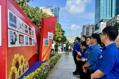 Young people visit the exhibition. (Photo: VNA)