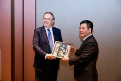 Vietnamese Minister of Industry and Trade Nguyen Hong Dien (R) and Mexican Secretary of Economy Marcelo Ebrard Casaubon meets on the sidelines of the 36th APEC Ministerial Meeting. (Photo: MoIT)