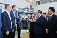 Prime Minister Pham Minh Chinh (second, right) visits the division of nuclear science and engineering (NSE) in the Physics Department at the Royal Institute of Technology (KTH) of Sweden on June 13, 2025. (Photo: VNA)