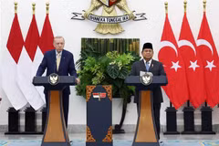 Indonesian President Prabowo Subianto (right) and his Turkish counterpart Recep Tayyip Erdogan at a joint press conference in Bogor on February 12. (Photo: AA/VNA)
