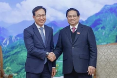 Prime Minister Pham Minh Chinh (right) meets with General Director of Samsung Vietnam Choi Joo Ho in Hanoi on February 12. (Photo: VNA)