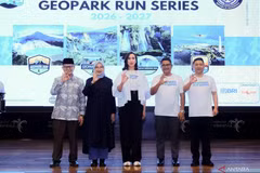 Indonesian Minister of Tourism Widiyanti Putri Wardhana (centre) at a press conference in Jakarta on May 22. (Photo: Antara)