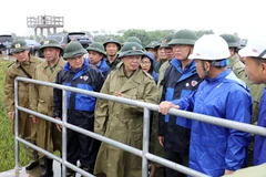 Deputy Prime Minister Tran Hong Ha inspects storm preparedness measures in the northern province of Hung Yen on July 21. (Photo: VNA)