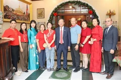 From right: Ambassador Nguyen Minh Tam (5th from right) and the family of Le Dung, former president of the Vietnamese Association in Vientiane. (Photo: VNA)