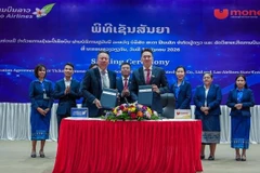 The signing ceremony of a cooperation agreement between Star Fintech and Lao Airlines in Vientiane on January 14 (Photo: VNA)