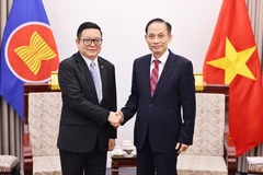 Minister of Foreign Affairs Le Hoai Trung (R) receives ASEAN Secretary-General Kao Kim Hourn in Hanoi on January 14, 2026. (Photo: VNA)