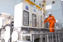 Electric workers in Ho Chi Minh City inspect the operation of the Cho Lon 110 kV substation (Photo: VNA) 