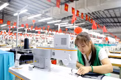 Hung Ha Veston Factory under May 10 Corporation has invested in sewing machines using AI technology to serve production (Photo: VNA)