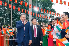 General Secretary of the Communist Party of Vietnam Central Committee and State President To Lam meets with staff of the Vietnamese Embassy and representatives of the Vietnamese community in India on May 5, 2026. (Photo: VNA)