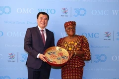 Deputy Minister of Industry and Trade Nguyen Sinh Nhat Tan (L) and WTO Director-General Ngozi Okonjo-Iweala (Photo: VNA)
