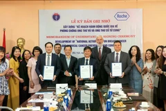 Representatives of the Ministry of Health's Maternal and Child Health Department and Roche Vietnam sign a Memorandum of Understanding on the development and implementation of the National Action Plan on Breast Cancer and Cervical Cancer Prevention and Control in Hanoi on July 22 (Photo: the organiser)