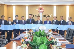 The Chinese side hands over the draft preliminary feasibility study report for the Lao Cai – Hanoi – Hai Phong railway project to Vietnam’s Ministry of Construction at the meeting (Photo: nhandan.vn)