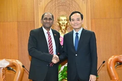 Secretary of the Party Committee of Ho Chi Minh City Tran Luu Quang (R) receives Singaporean Ambassador to Vietnam Jaya Ratnam (Photo: sggp.org.vn)