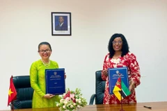 Vietnamese Ambassador to Mozambique Tran Thi Thu Thin (L) and Mozambican Minister of Education and Culture Samaria Tovela at the signing ceremony. (Photo: VNA)